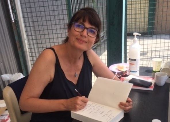 Photo de Valérie Perrin à la signature au Refuge